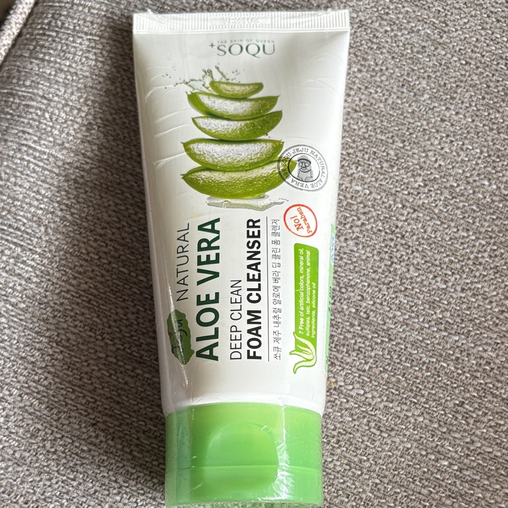 Natural Aloe Vera Foam Cleanser - White and Green